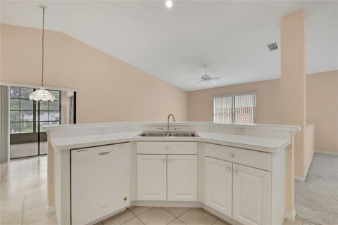 House in Spring Hill, Florida 2 bedrooms, 161.28 sq.m. № 2114589 - photo 18