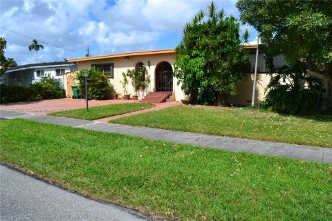 Villa ou maison à louer à Miami, Floride: 4 chambres, 194.82 m2 № 1956923 - photo 4