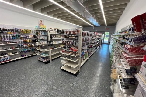 Commercial property in Hialeah, Florida № 1787193 - photo 2