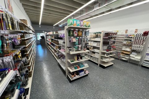 Commercial property in Hialeah, Florida № 1787193 - photo 1