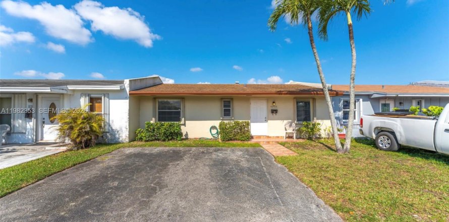 Таунхаус в Майами, Флорида 2 спальни, 76.64м2 № 2056790