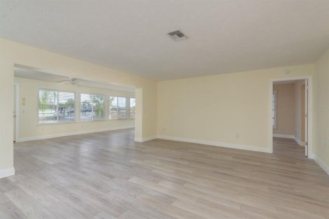 House in New Port Richey, Florida 2 bedrooms, 170.85 sq.m. № 1803510 - photo 8