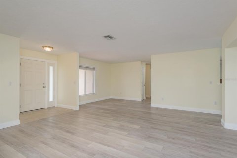 House in New Port Richey, Florida 2 bedrooms, 170.85 sq.m. № 1803510 - photo 10
