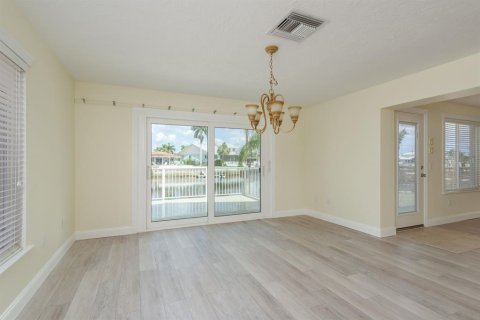 House in New Port Richey, Florida 2 bedrooms, 170.85 sq.m. № 1803510 - photo 16