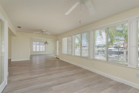 House in New Port Richey, Florida 2 bedrooms, 170.85 sq.m. № 1803510 - photo 13