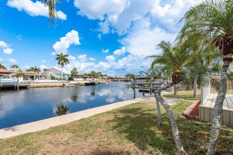 House in New Port Richey, Florida 2 bedrooms, 170.85 sq.m. № 1803510 - photo 1