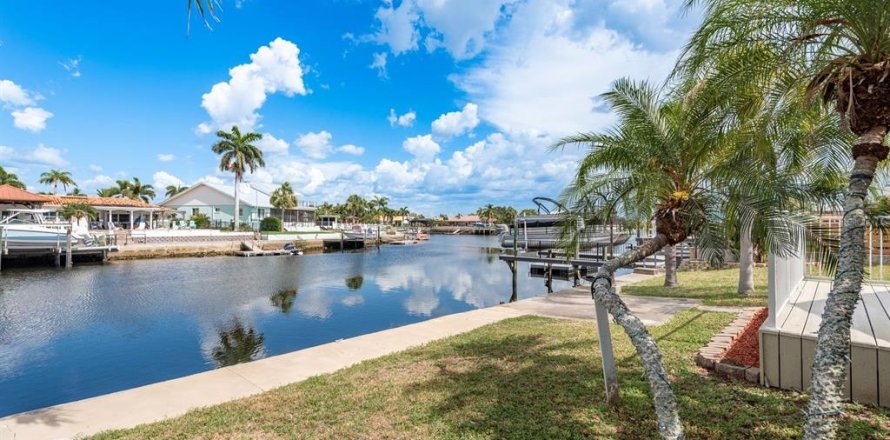 House in New Port Richey, Florida 2 bedrooms, 170.85 sq.m. № 1803510