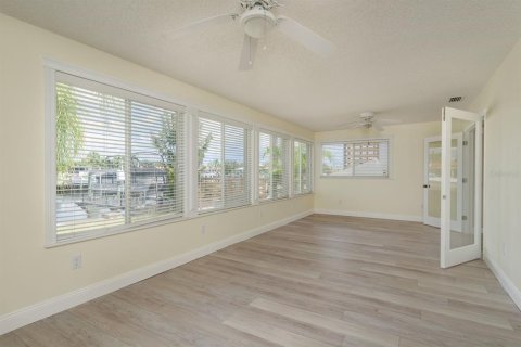 House in New Port Richey, Florida 2 bedrooms, 170.85 sq.m. № 1803510 - photo 12