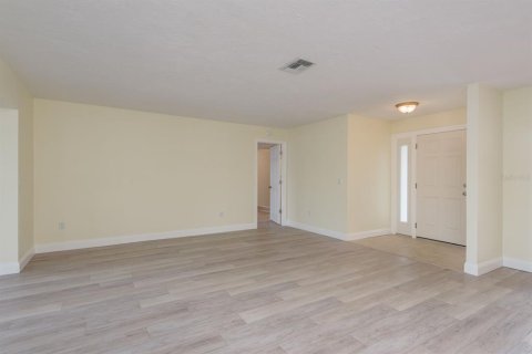 House in New Port Richey, Florida 2 bedrooms, 170.85 sq.m. № 1803510 - photo 9