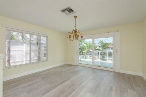House in New Port Richey, Florida 2 bedrooms, 170.85 sq.m. № 1803510 - photo 15