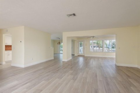 House in New Port Richey, Florida 2 bedrooms, 170.85 sq.m. № 1803510 - photo 7