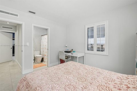 Casa en venta en Miami, Florida, 4 dormitorios, 216.65 m2 № 1790750 - foto 23