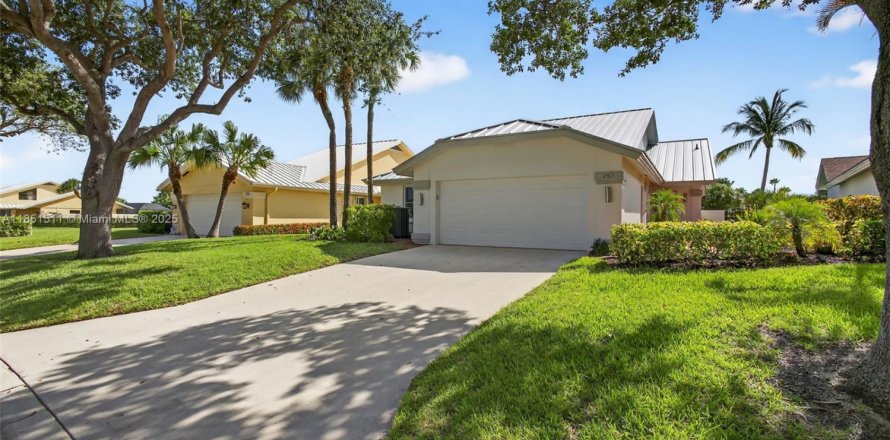 House in Jupiter, Florida 3 bedrooms, 175.49 sq.m. № 1858543