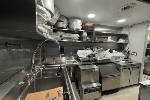 Commercial property in Hollywood, Florida № 1867737 - photo 4