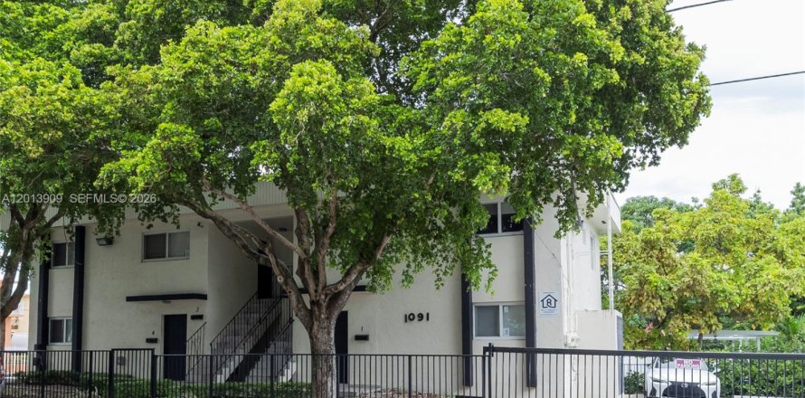 House in Miami, Florida 2 bedrooms, 72.56 sq.m. № 2076184