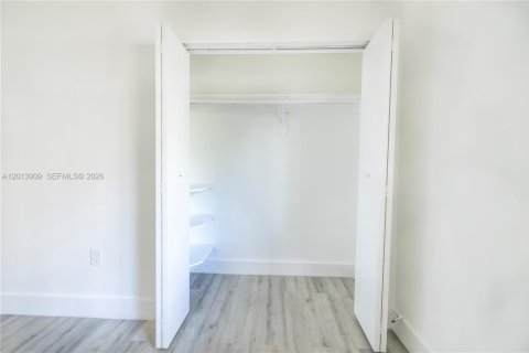 House in Miami, Florida 2 bedrooms, 72.56 sq.m. № 2076184 - photo 7