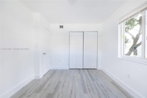 House in Miami, Florida 2 bedrooms, 72.56 sq.m. № 2076184 - photo 10
