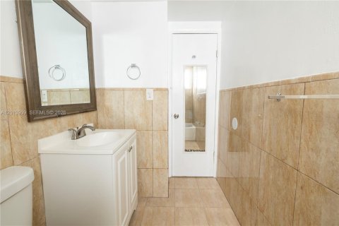 House in Miami, Florida 2 bedrooms, 72.56 sq.m. № 2076184 - photo 3