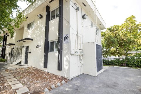House in Miami, Florida 2 bedrooms, 72.56 sq.m. № 2076184 - photo 23