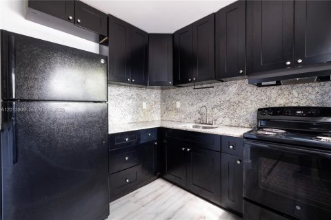 House in Miami, Florida 2 bedrooms, 72.56 sq.m. № 2076184 - photo 13