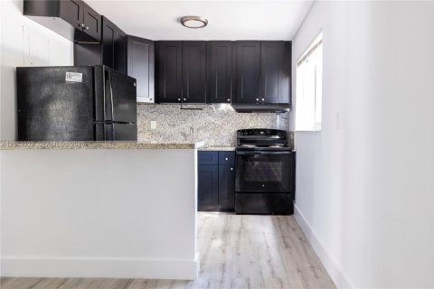 House in Miami, Florida 2 bedrooms, 72.56 sq.m. № 2076184 - photo 16