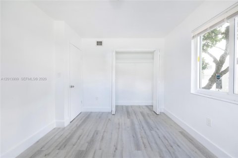 House in Miami, Florida 2 bedrooms, 72.56 sq.m. № 2076184 - photo 11