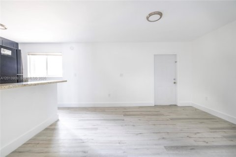 House in Miami, Florida 2 bedrooms, 72.56 sq.m. № 2076184 - photo 19