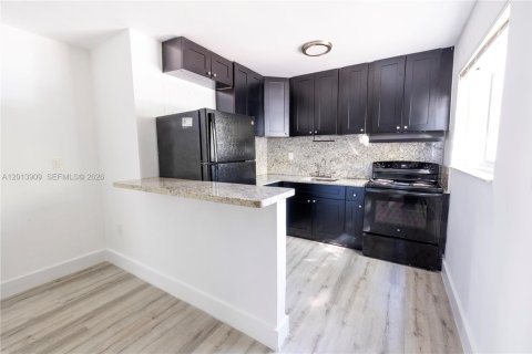 House in Miami, Florida 2 bedrooms, 72.56 sq.m. № 2076184 - photo 17