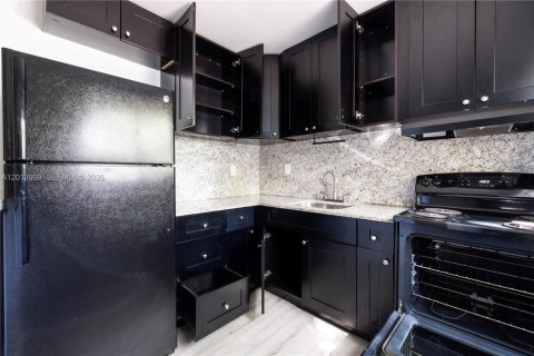 House in Miami, Florida 2 bedrooms, 72.56 sq.m. № 2076184 - photo 15