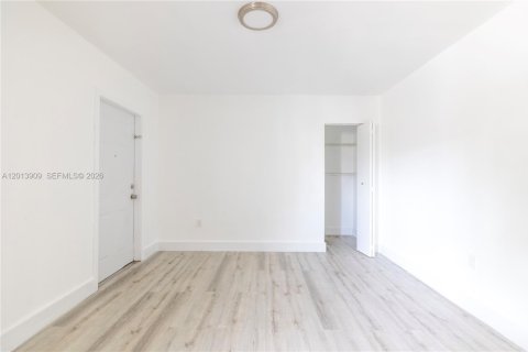 House in Miami, Florida 2 bedrooms, 72.56 sq.m. № 2076184 - photo 18