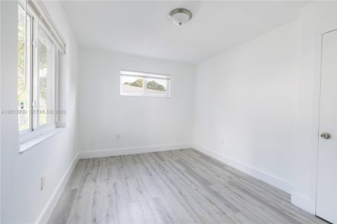 House in Miami, Florida 2 bedrooms, 72.56 sq.m. № 2076184 - photo 12