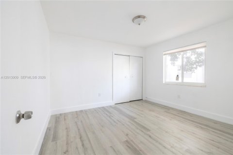 House in Miami, Florida 2 bedrooms, 72.56 sq.m. № 2076184 - photo 4