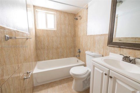 House in Miami, Florida 2 bedrooms, 72.56 sq.m. № 2076184 - photo 2