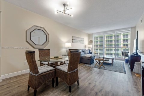 Condominio en alquiler en Miami, Florida, 1 dormitorio, 76.64 m2 № 1896454 - foto 17
