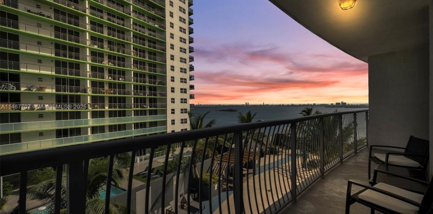 Condominio en Miami, Florida, 1 dormitorio  № 1896454