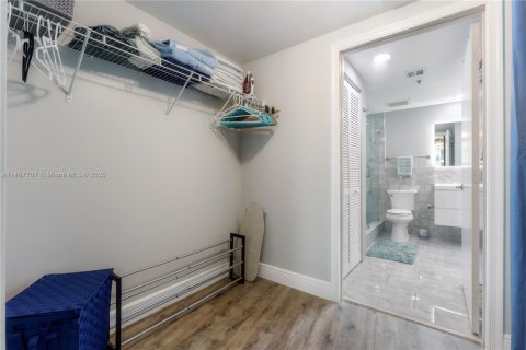 Condominio en alquiler en Miami, Florida, 1 dormitorio, 76.64 m2 № 1896454 - foto 24