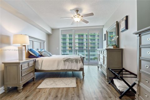 Condominio en alquiler en Miami, Florida, 1 dormitorio, 76.64 m2 № 1896454 - foto 4