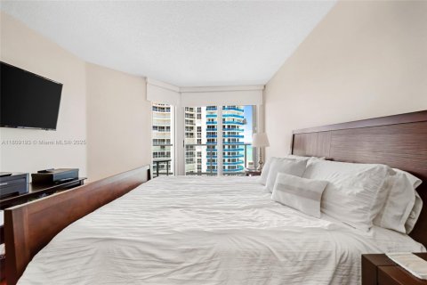 Condo in Sunny Isles Beach, Florida, 2 bedrooms  № 1875502 - photo 16