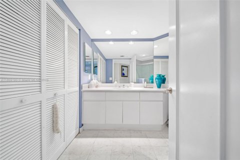 Condo in Sunny Isles Beach, Florida, 2 bedrooms  № 1875502 - photo 13