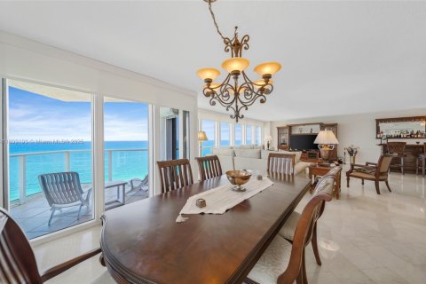 Condo in Sunny Isles Beach, Florida, 2 bedrooms  № 1875502 - photo 1