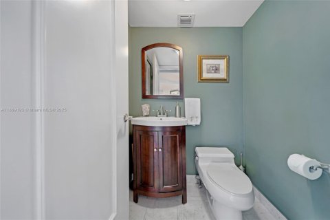Condo in Sunny Isles Beach, Florida, 2 bedrooms  № 1875502 - photo 18