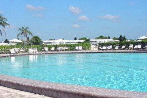 Condominio en West Palm Beach, Florida, 1 dormitorio  № 2035330