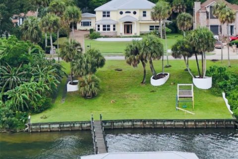 House in Cocoa, Florida 5 bedrooms, 406.17 sq.m. № 1699075 - photo 10