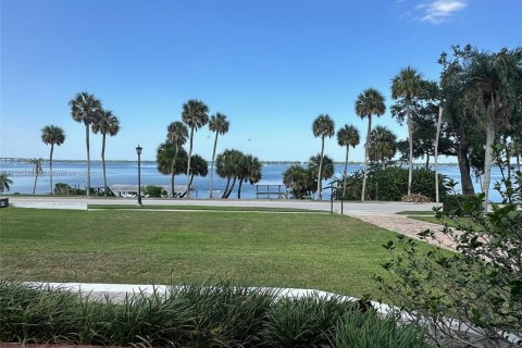 House in Cocoa, Florida 5 bedrooms, 406.17 sq.m. № 1699075 - photo 12