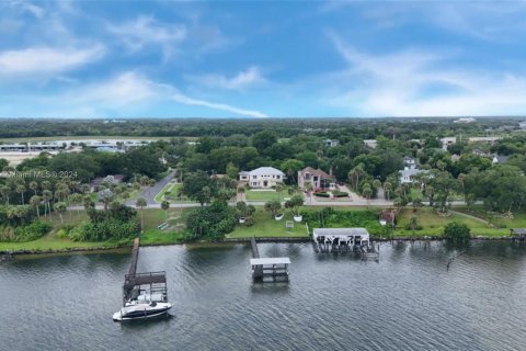 House in Cocoa, Florida 5 bedrooms, 406.17 sq.m. № 1699075 - photo 8