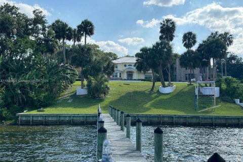 House in Cocoa, Florida 5 bedrooms, 406.17 sq.m. № 1699075 - photo 9