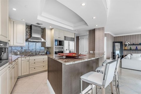 Condo in Bal Harbour, Florida, 2 bedrooms  № 2035450 - photo 17