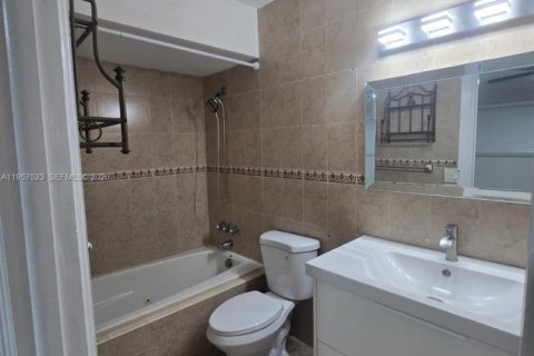 Condominio en alquiler en Lauderdale Lakes, Florida, 2 dormitorios, 87.7 m2 № 2080469 - foto 9