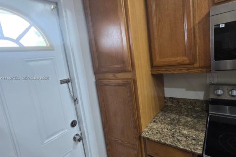 Condominio en alquiler en Lauderdale Lakes, Florida, 2 dormitorios, 87.7 m2 № 2080469 - foto 12