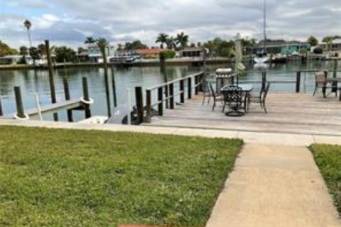 Condo in Clearwater, Florida, 2 bedrooms № 2277324 - photo 2